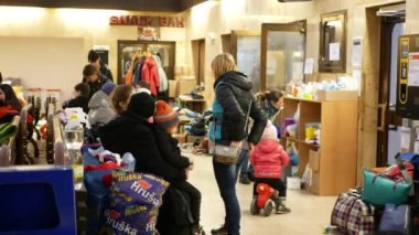 BOHUMIN, CZECH REPUBLIC, 17 Mart 2022: Mülteciler Ukraynalı çocuklara yardım etmek için gönüllü oldu aile bireyleri Adra hijyene ihtiyaç duyuyor, tren istasyonu geliyor, anne bankta oturuyor, Rusya savaşı