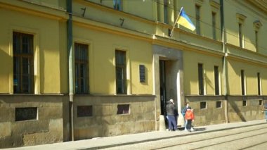 OLOMOUC, CZECH REPUBLIC, 17 Mart 2022: Mülteci odaları Ukrayna pansiyonları çocuk evleri aile bireyleri Yardım Merkezi Ukrayna bayrağı, sığınma, hizmet insani yardım