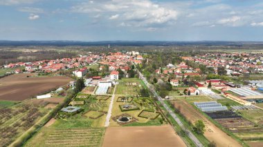 Meyve Bahçesi Lednice Mendel Üniversitesi erik ağaçları Prunus Hocalık Fakültesi Bahçecilik köyü çiçek açmış bahar bahçesi insansız hava aracı hava aracı çiçek açmış çiftlikte organik tarım bahçesi beyaz çiçek açmış.