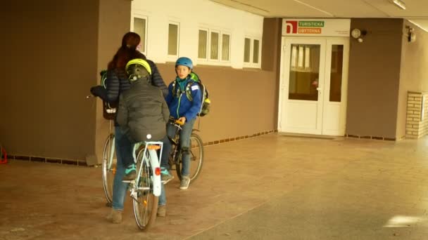 OLOMOUC, ΤΣΕΧΙΚΗ ΔΗΜΟΚΡΑΤΙΑ, 25 ΜΑΡΤΙΟΥ 2022: Πρόσφυγες δωμάτια ξενώνα διαμονή διαμερίσματα Ουκρανία παιδιά οικογένεια μητέρα ποδήλατο ποδήλατο Κέντρο βοήθειας Ουκρανία, άσυλο ανθρωπιστική υπηρεσία — Αρχείο Βίντεο