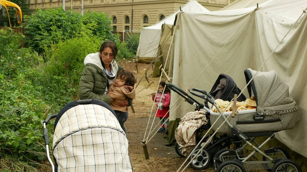 Immigranten Vluchtelingen Oekraïne Detentie Zigeuners Zigeunerkamp Mensen Familie Kinderen Wandelwagen — Stockfoto