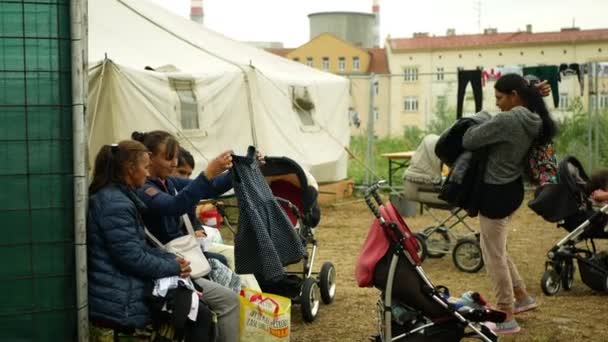Immigrati Rifugiati Ucraina Detenzione Zingari Vestiti Campo Abiti Zingari Shirt — Video Stock