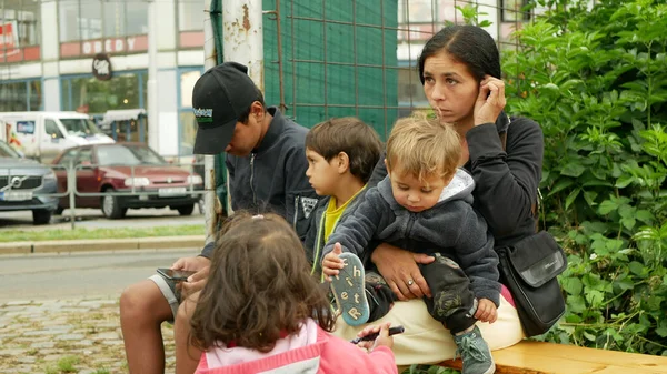 乌克兰移民难民乌克兰拘留吉普赛人吉普赛人吉普赛人营地的人坐在长椅上的家庭子女推车小孩罗姆族母亲被安置在布尔诺乌克兰火车站营地 Gipsy帐篷 — 图库照片
