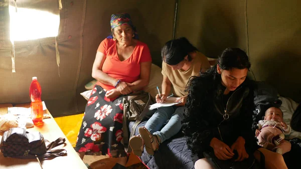 Imigranci Uchodźcy Ukraina Oni Wypełnić Dokumenty Wizowe Świadczeń Socjalnych Namiocie — Zdjęcie stockowe