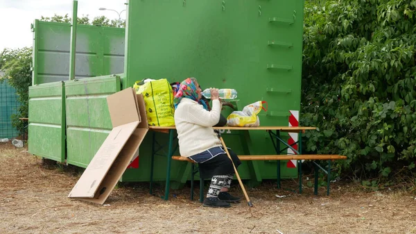 Refugiados Inmigrantes Ucrania Detención Gitanos Residuos Gitanos Campamento Bebidas Botella — Foto de Stock