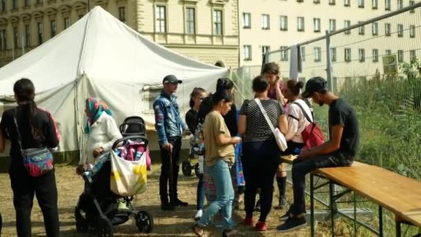 移民難民ウクライナの拘留ボランティア慈善非営利セクターはジプシーキャンプの人々を助けるおもちゃで遊ぶ家族の子供ブルノのローマの母親の場所ウクライナの列車 — ストック動画