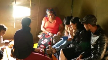 Göçmenler Ukrayna 'da vize ve sosyal yardım için belgeleri dolduruyorlar. Çadırda tutuklu çingeneler, çingene kampı çocukları, bebek arabaları, Roman büyükanneleri ve torunları.