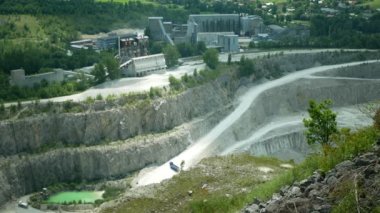 Kireçtaşı maden ocağı ve kamyon makineleri. Taş ocağı makineleri, sökülmüş açık çukuru alır. Kireçtaşı madeni Stramberk dağı Kotouc. Çimento fabrikası inşaatı. Limon üretimi