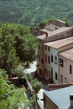 Hırvatistan 'da sokak ve eski kentin evleri Buzet