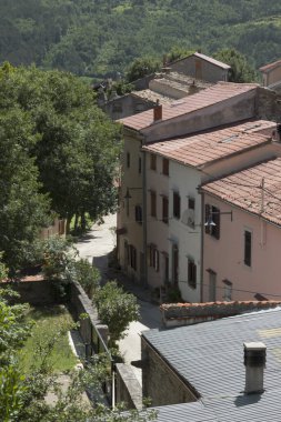 Hırvatistan 'da sokak ve eski kentin evleri Buzet