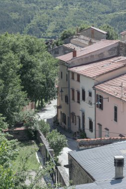 Hırvatistan 'da sokak ve eski kentin evleri Buzet