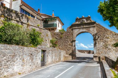 Hırvatistan 'ın Istria kentinde günbatımında eski kentin büyük taş kapısı Buzet