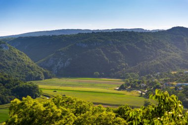 Hırvatistan 'ın eski Buzet kasabasından çayırların ve dağların manzarası