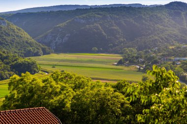 Hırvatistan 'ın eski Buzet kasabasından çayırların ve dağların manzarası