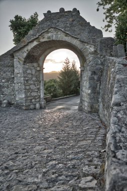 Hırvatistan 'ın Istria kentinde günbatımında eski kentin büyük taş kapısı Buzet