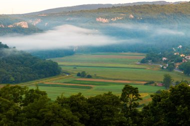 Hırvatistan 'ın eski Buzet kasabasından çayırların ve dağların manzarası