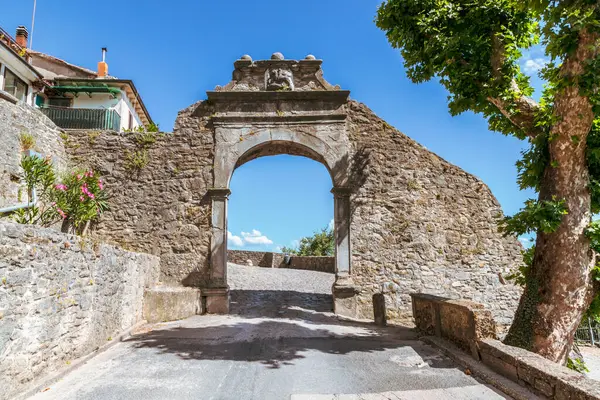 Hırvatistan 'ın Istria kentinde günbatımında eski kentin büyük taş kapısı Buzet