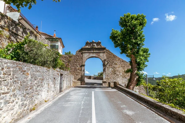 Hırvatistan 'ın Istria kentinde günbatımında eski kentin büyük taş kapısı Buzet