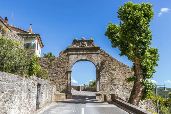 Hırvatistan 'ın Istria kentinde günbatımında eski kentin büyük taş kapısı Buzet