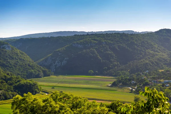 Hırvatistan 'ın eski Buzet kasabasından çayırların ve dağların manzarası