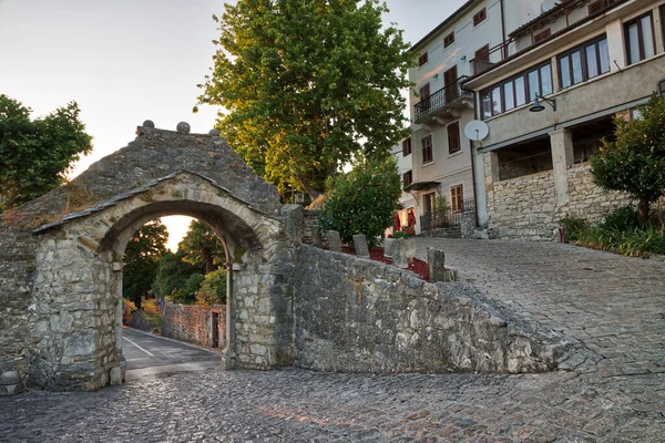 Duża Kamienna Brama Starego Miasta Buzet Zachodzie Słońca Istrii Chorwacja — Zdjęcie stockowe