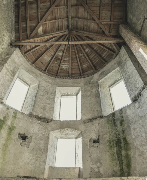 Obsoleto Interior Uma Antiga Desgraça Cidade Velha Buzet Croácia — Fotografia de Stock