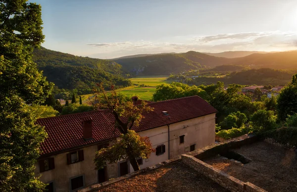 Hırvatistan 'ın eski Buzet kasabasından çayırların ve dağların manzarası