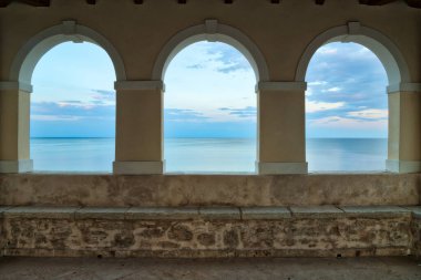 Arka planda Novigrad şehir duvarları ve Adriyatik denizi var.