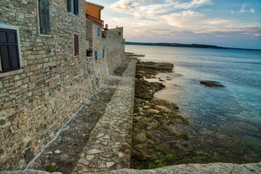 Hırvatistan 'ın Novigrad kentinin sokak ve evleri