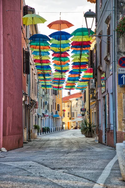 Ulica Novigrad Ozdobiona Parasolami Chorwacji — Zdjęcie stockowe