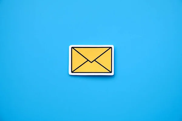 Gele Boodschap Melding Inbox Envelop Teken Tegen Blauwe Achtergrond — Stockfoto