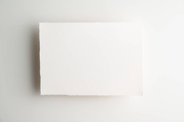 Notlar, yapılacaklar listesi, mesajlar, hatırlatıcılar, uyarılar veya not defterleri için boş arkaplan. Açık arkaplan üzerine beyaz el yapımı kağıt. Masa üstü görünümü, düz görünüm, kopyalama alanı.