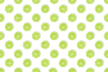 Barlar ve mutfaklar için yeşil vitamin bombası: Beyaz arka planda taze kesilmiş kireç dilimleri deseni. Sağlıklı meyve kavramı, masa üstü görünümü, düz yatış.
