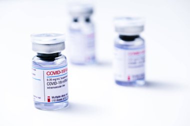 Coronavirus aşısı, COVID-19 aşısı, korona aşısı. Beyaz arka planda enjeksiyon için mRNA aşısı şişeleri.