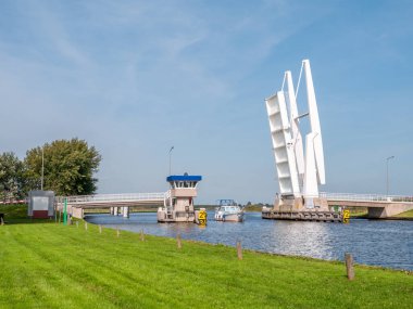 DODE VENEN, NETHERLANDS - 21 SEP 2017: Hooidamsloot köprüsünü geçen motorlu tekne doğa rezervi Alde Feanen, Friesland