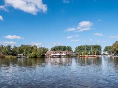 OUDE VENEN, NETHERLANDS - 23 SEP 2017: Ulusal park Alde Feanen, Friesland 'daki Wide Ie Kanalı' ndaki kafe restoranı