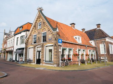 SNEEK, NETHERLANDS - SEP 29, 2017: Eski şehir Snits 'te Hoogend ve Grootzand' ın sokak sahnesi