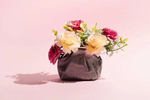 Billetera Plata Llena Flores Sobre Fondo Rosa Pastel Concepto Creativo — Foto de Stock