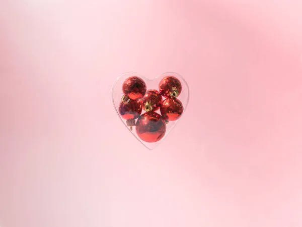 Corazón Con Bolas Rojas Navidad Sobre Fondo Rosa Idea Mínima — Foto de Stock