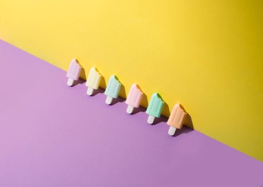 Duvara yaslanmış renkli dondurma külahları. Parlak yaz minimum konsept fikri