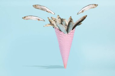 Pastel mavi arka planda sardalyalı Pinck Dondurma külahı. Asgari yaz yaratıcı konsepti. Alışılmadık dondurma..