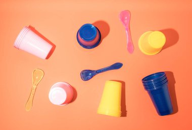 Renkli plastik tek kullanımlık çatal bıçak deseni. Üst görünüm