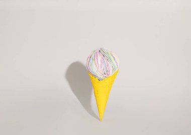 Dondurmalı kış ve yaz konsepti, arka planda çok renkli iplik yumağı. Düz yatıyordu.