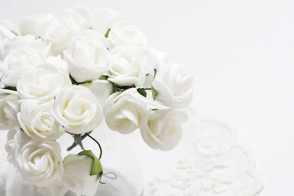 美丽的白色玫瑰在玻璃花朵的背景照片 白色婚礼花束柔和的焦点 — 图库照片