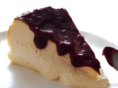 San Sebastian peynirli keki ve ahududu sosu.