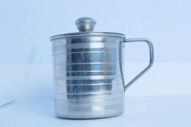 Çelik bardaklar beyaz arka planda izole edildi. Üst görünüm. Metal Kupa. Yüksek çözünürlüklü fotograf. Odaklan.