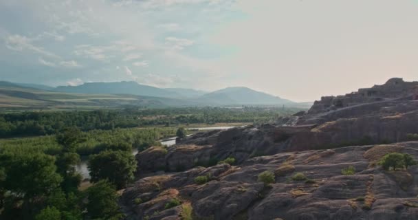 Starożytne miasto jaskiniowe Uplistsikhe na tle gór, widok z boku — Wideo stockowe