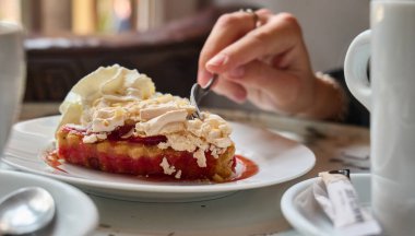 El, kahveli bir tatlı alır.