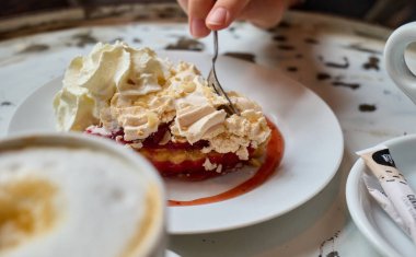 Kahveli dut tatlısı.