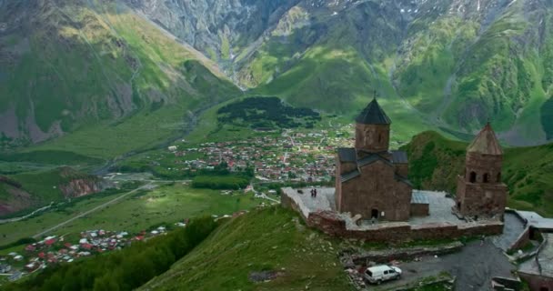 Lot z kościoła Gergeti do Mount Shan w Stepantsminda, Gruzja — Wideo stockowe